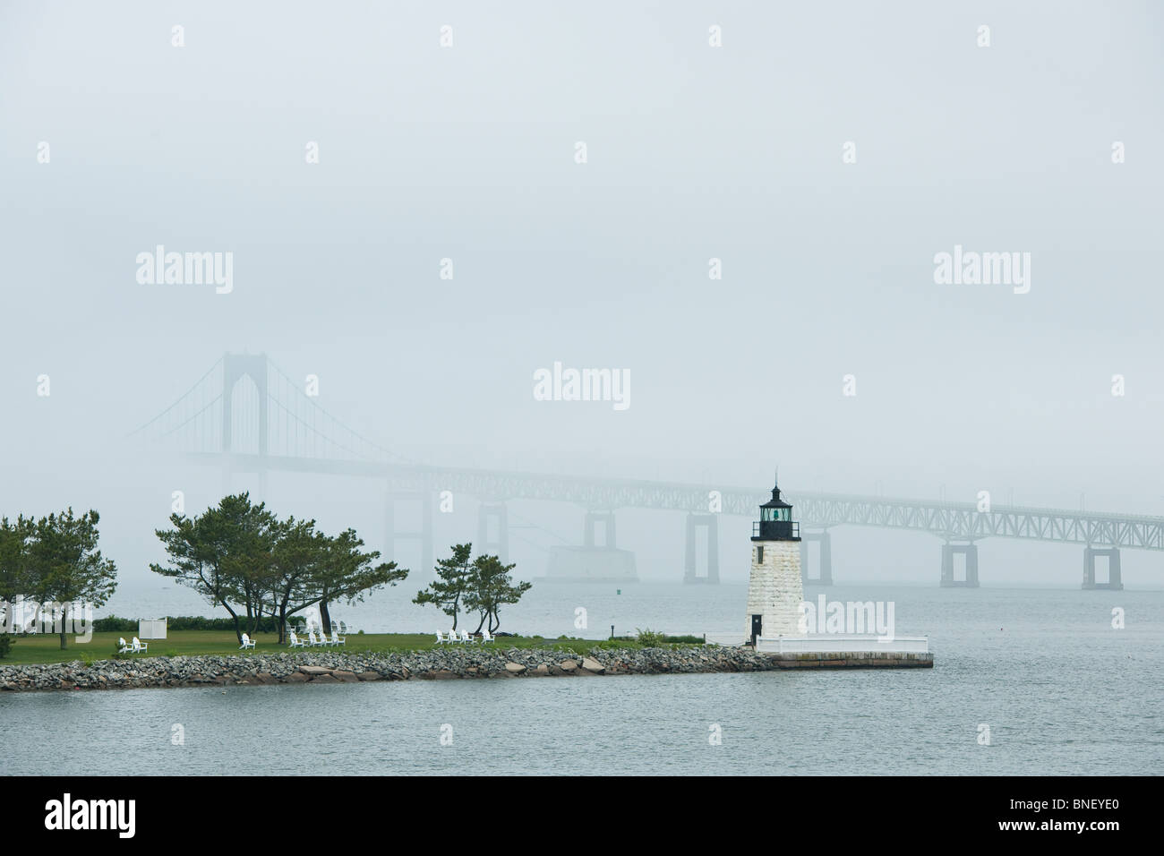 À la recherche de l'île Goat Causeway au Goat Island à la Jamestown pont dans le brouillard. Banque D'Images