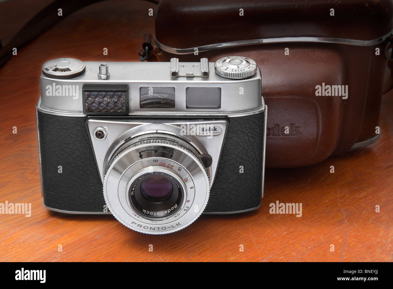 Kodak Retinette 1B 35mm vintage camera, Rodenstock Reomar 45mm, avec étui en cuir sur le bureau en bois, fabriqué en Allemagne Banque D'Images