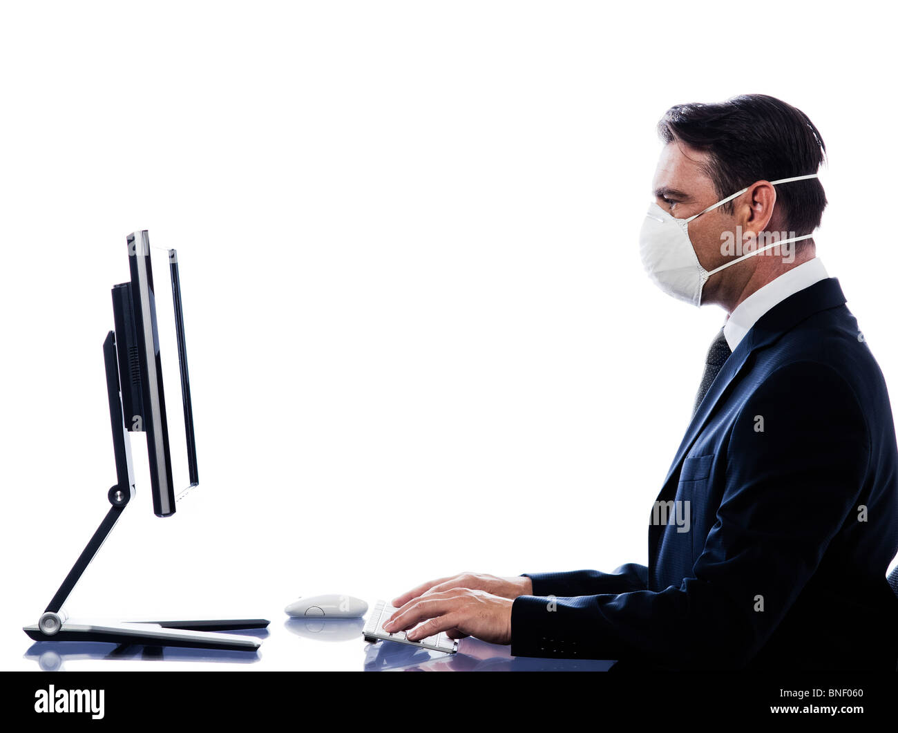 Caucasian man cumputing ordinateur portant masque de protection concept studio isolé sur fond blanc Banque D'Images