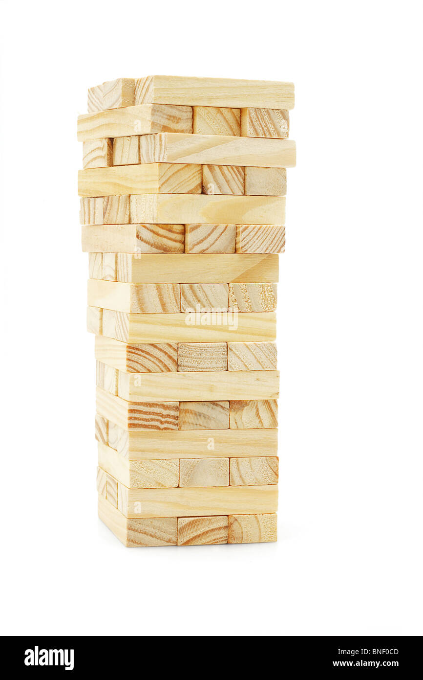 Blocs de construction en bois d'une tour sur un fond blanc Banque D'Images