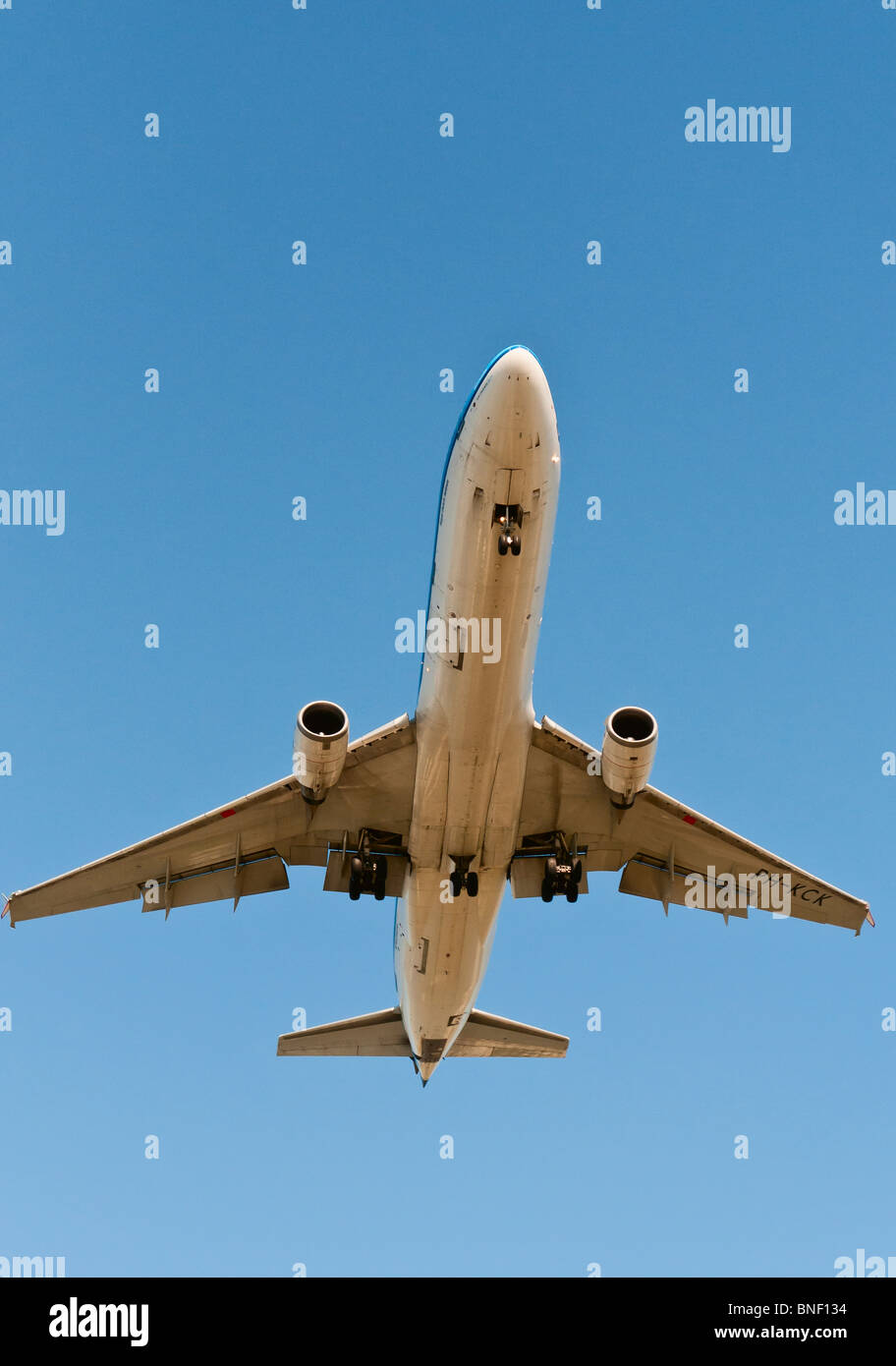 À la verticale à un-KLM Royal Dutch Airlines avion de ligne commerciale en approche finale pour l'atterrissage . Banque D'Images