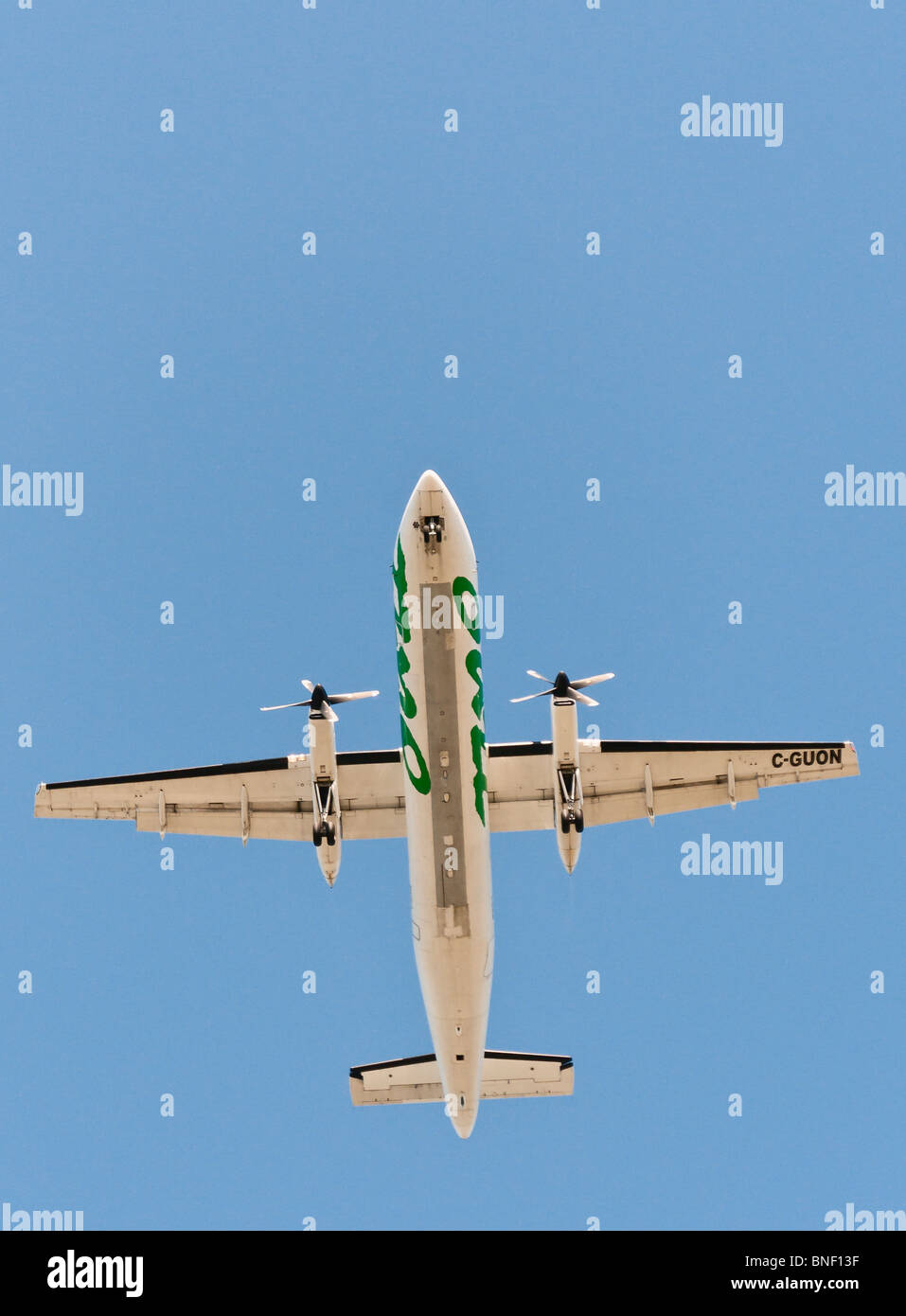 À tout droit jusqu'à un Air Canada Jazz Dash-8, avion de ligne en approche finale pour l'atterrissage . Banque D'Images