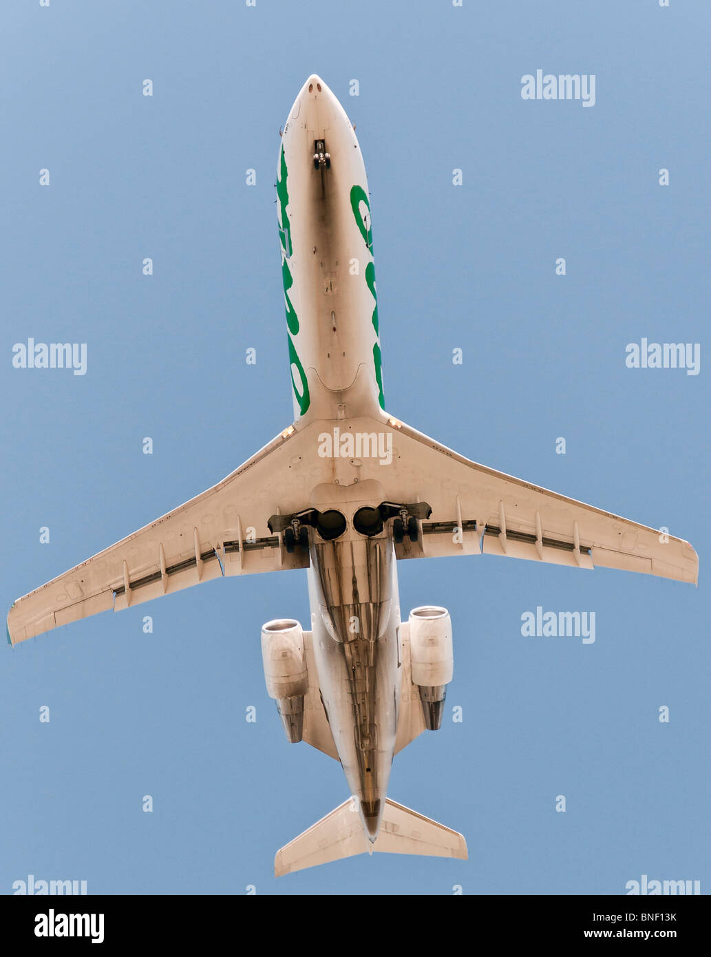 À tout droit jusqu'à un Air Canada Jazz CRJ-200LR avion de ligne commerciale en approche finale pour l'atterrissage. Banque D'Images