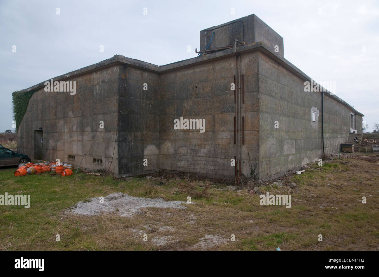 Ancien 1960 nuclear bunker, maintenant la maison de Lizard Ales Brewery, à Cornwall. Banque D'Images