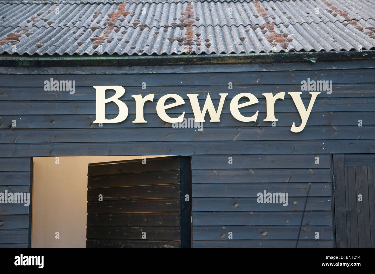 Un vieux hangar couvert d'étain, à Cornwall avec brasserie 'fixe', en lettres au-dessus de la porte. Banque D'Images