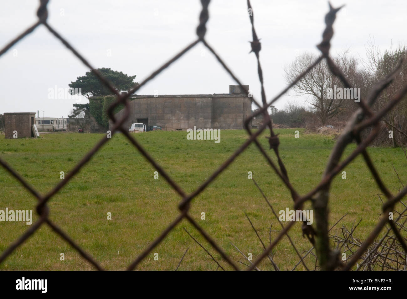 Ancien 1960 nuclear bunker, maintenant la maison de Lizard Ales Brewery, à Cornwall, en vue à travers le vieux, rouillé barrière de sécurité. Banque D'Images