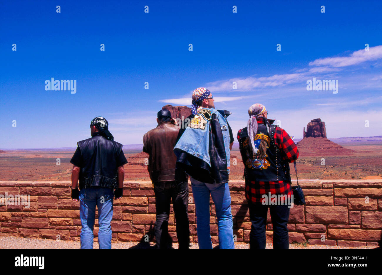 Quatre coureurs Harley Davidson s'arrêter pour admirer la vue sur Monument Valley, Arizona USA Banque D'Images
