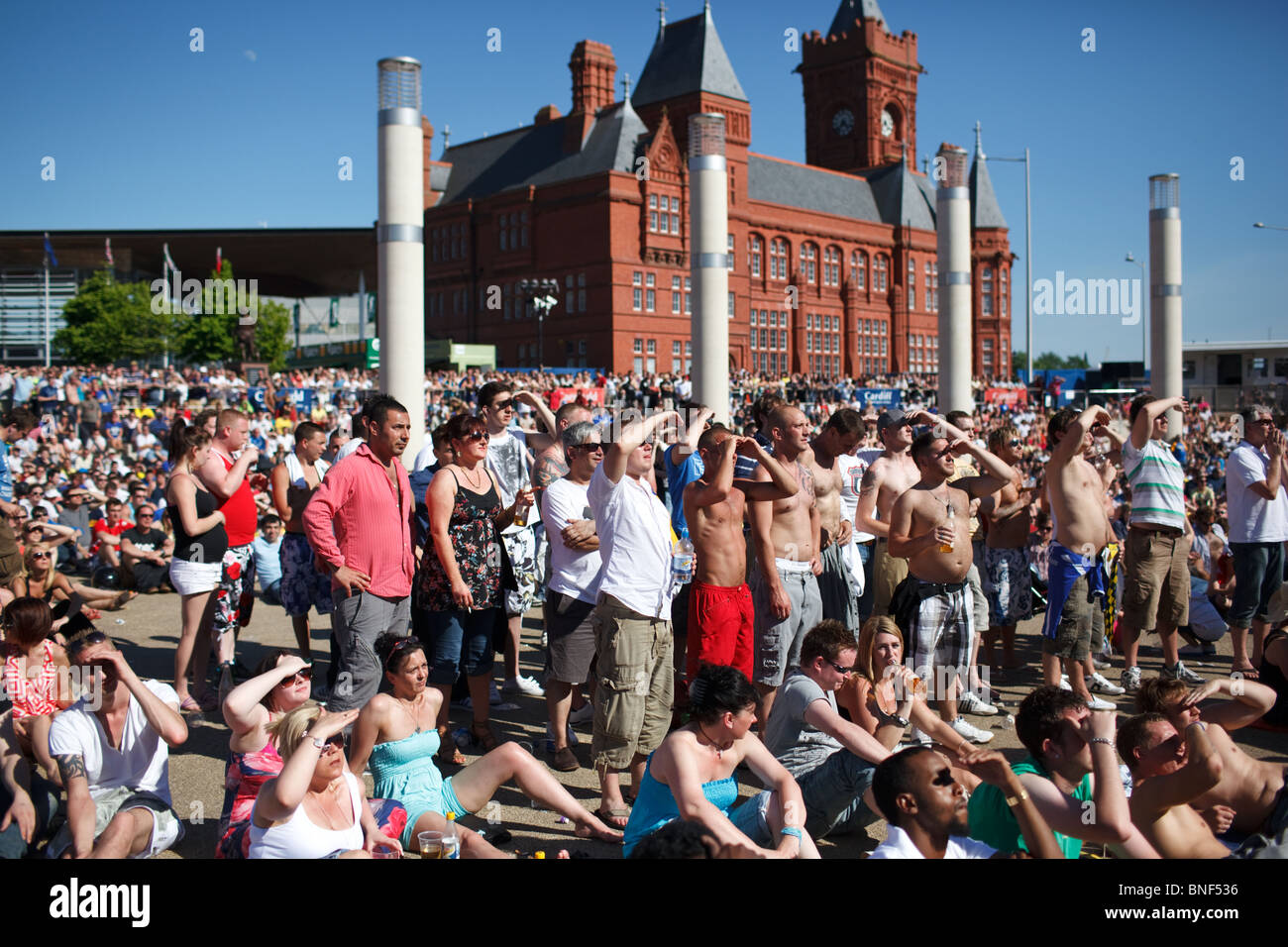 Le championnat de la Ligue de Football 2010 play-off finale entre Blackpool et Cardiff City regardé sur grand écran dans la baie de Cardiff Banque D'Images