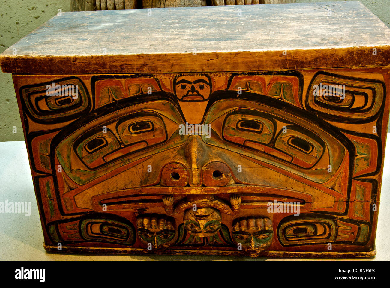 Très vieux Premières Nations autochtones de la côte ouest, le bois de cèdre tordues fort musée d'anthropologie de l'université Banque D'Images