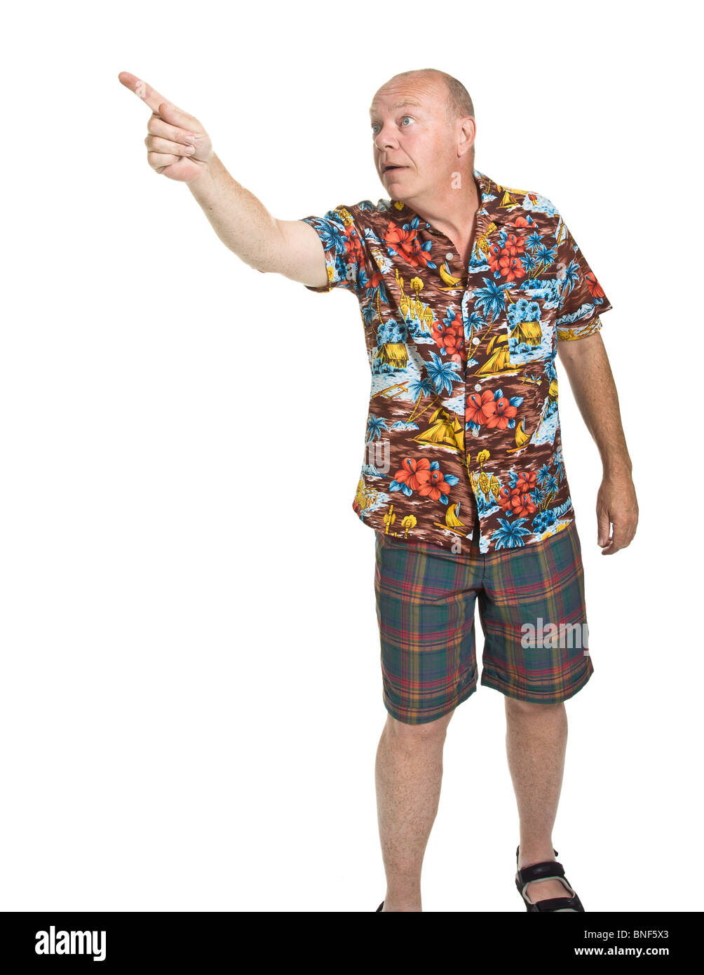 Vieil homme expressif dans loud shirt concept de vacances isolés contre blanc. Banque D'Images