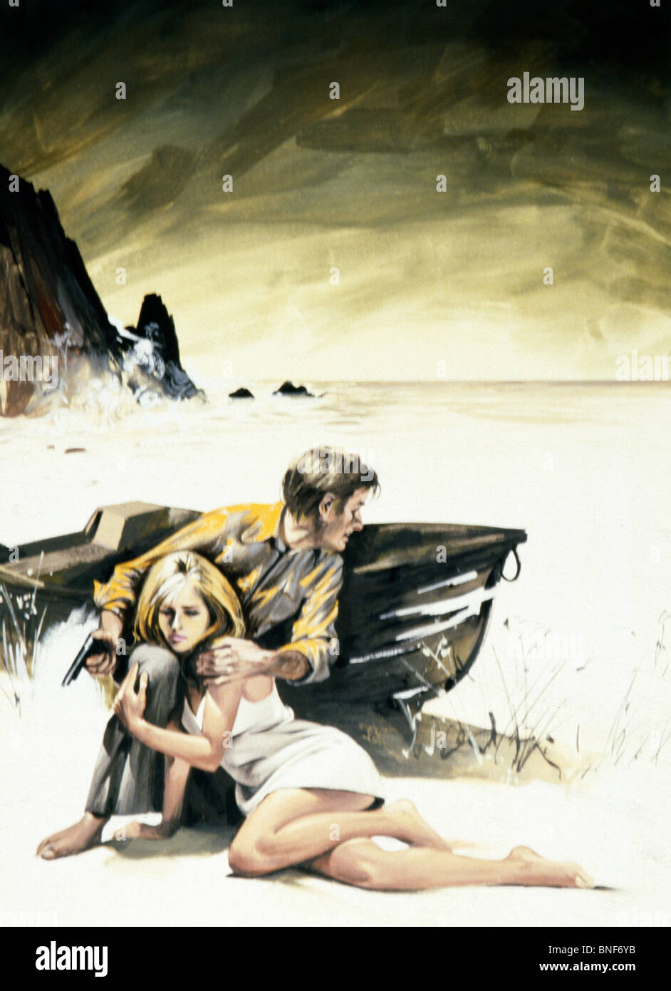 Jeune femme et l'homme à coups de se cacher derrière l'aviron boat on beach Banque D'Images