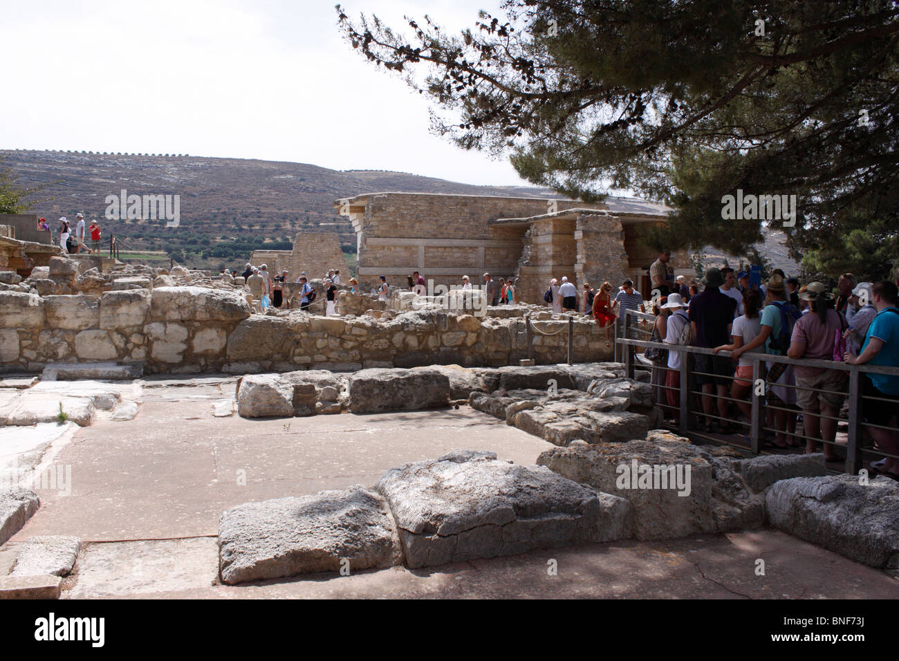 Les touristes dans le cadre du palais de Cnossos SUR L'île grecque de Crète. Banque D'Images