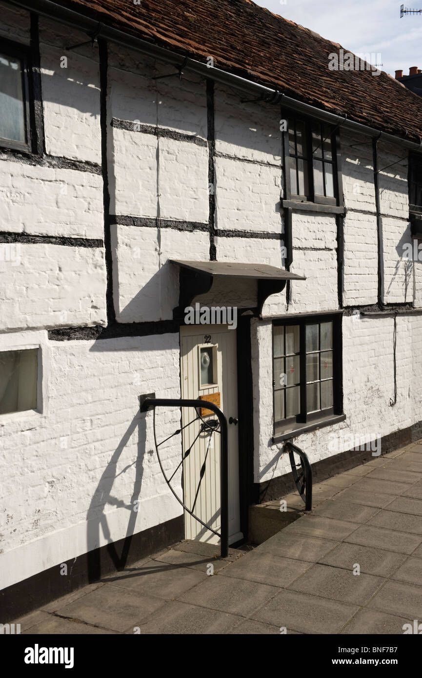 Un vieux bâti traditionnel en bois Maison mitoyenne dans une rue d'Henley Centre ville le long de la Tamise dans l'Oxfordshire au Royaume-Uni. Banque D'Images