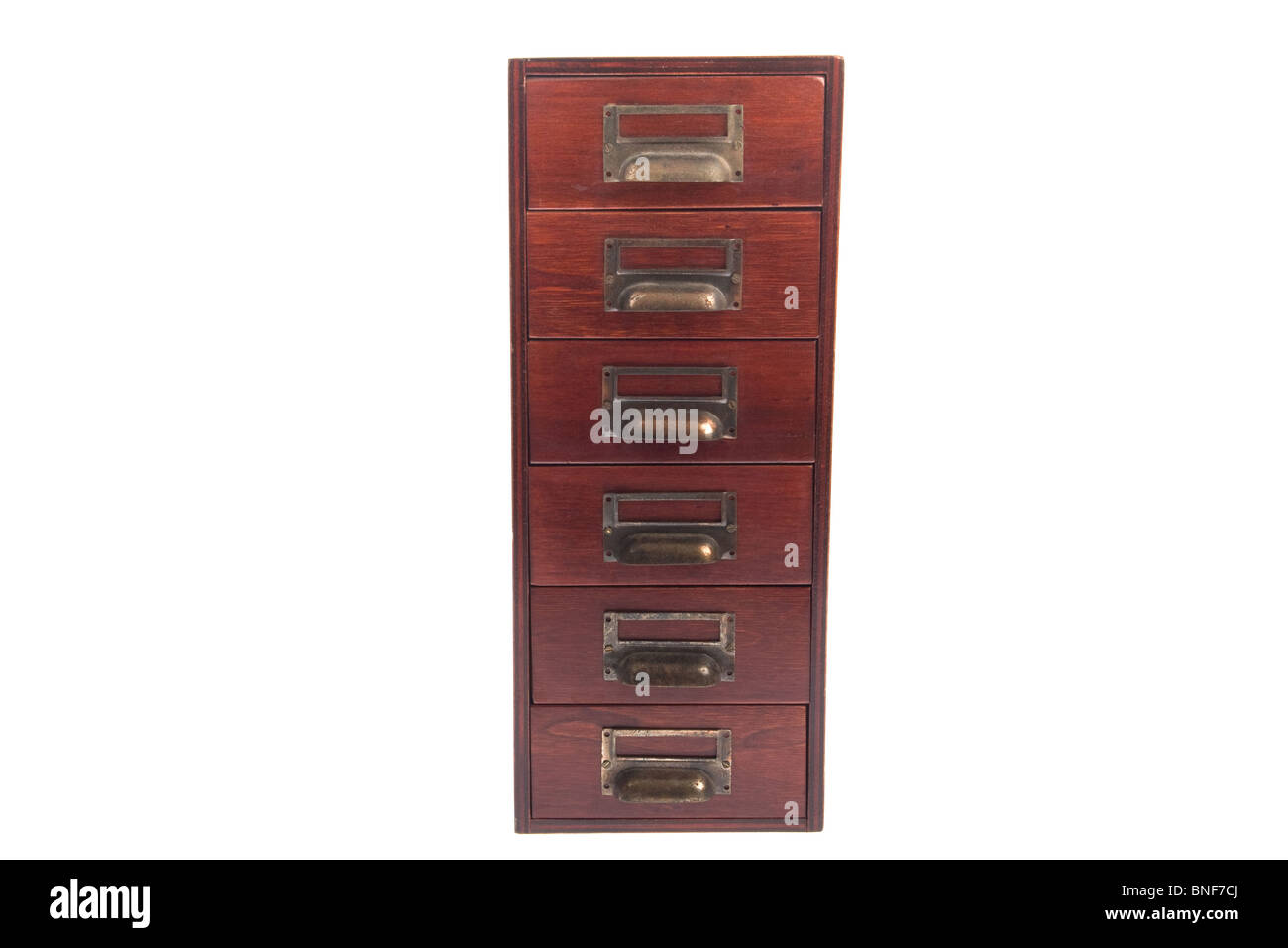 Six anciens bibliothèque chêne tiroir carte fichier armoire avec porte-étiquettes en laiton isolé sur fond blanc. Banque D'Images