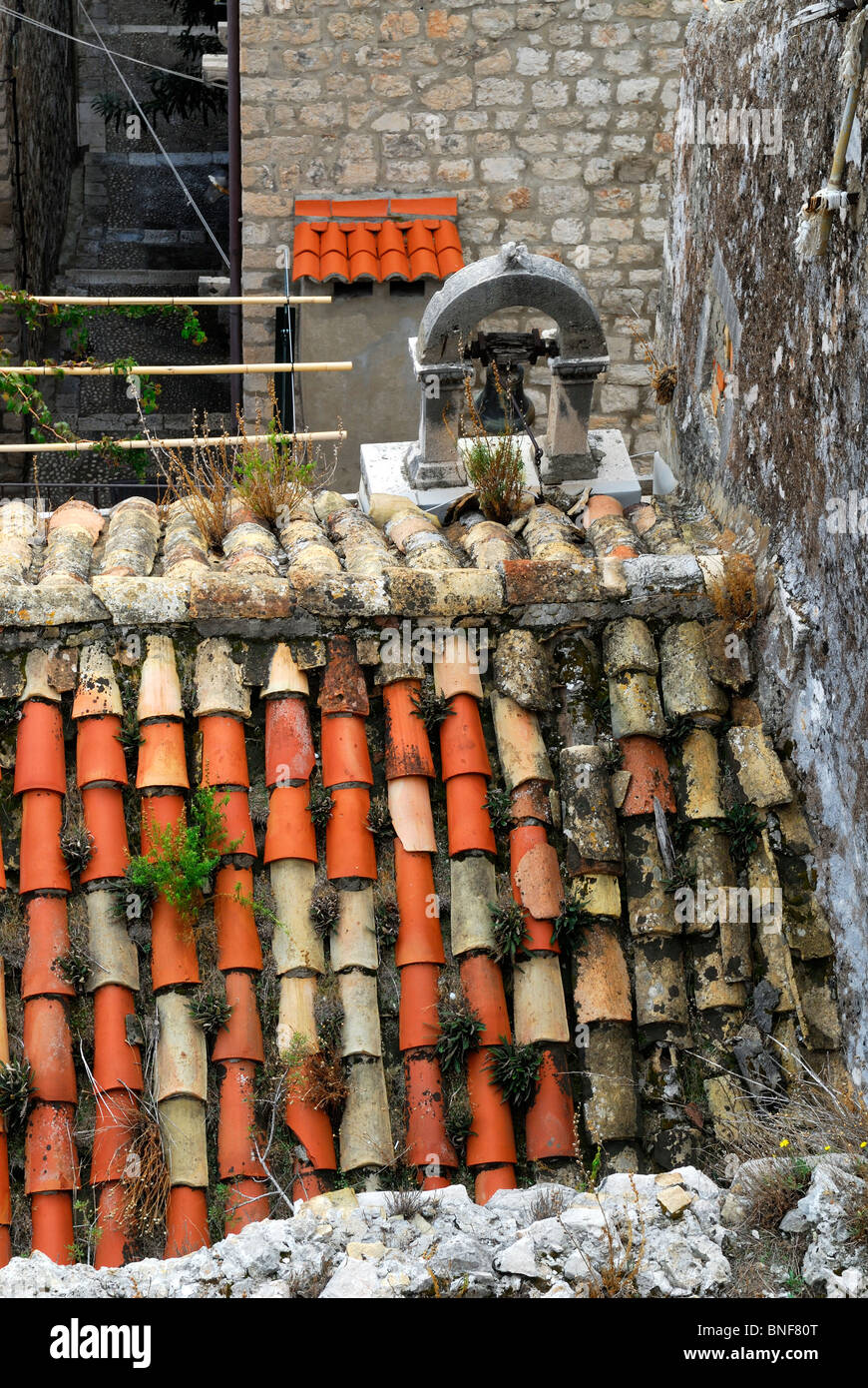 Mélange d'ancien et de nouveau des tuiles du toit. Dubrovnik, Croatie Banque D'Images