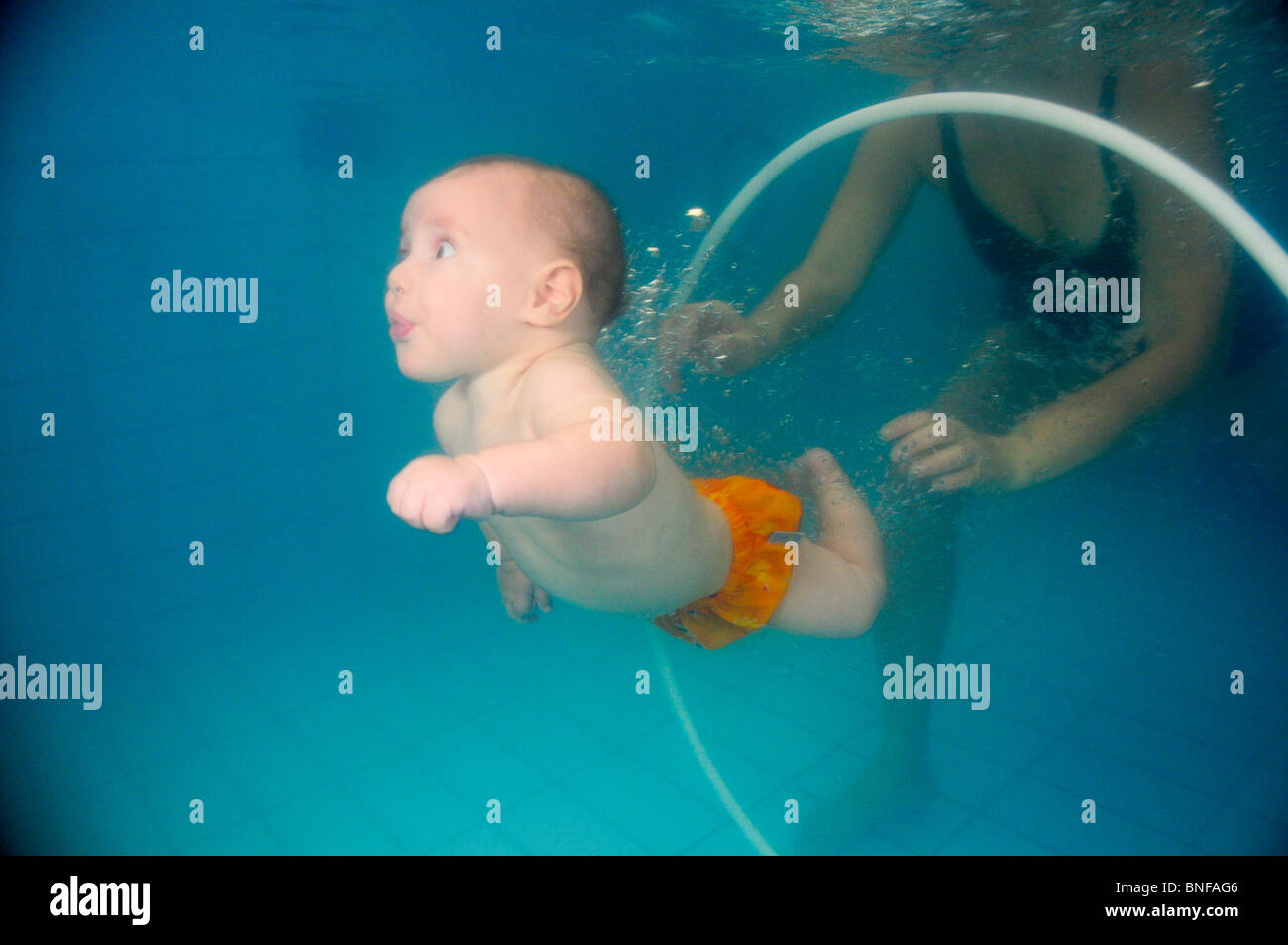 Bébé garçon de 6 mois sous l'eau dans une piscine Photo Stock - Alamy