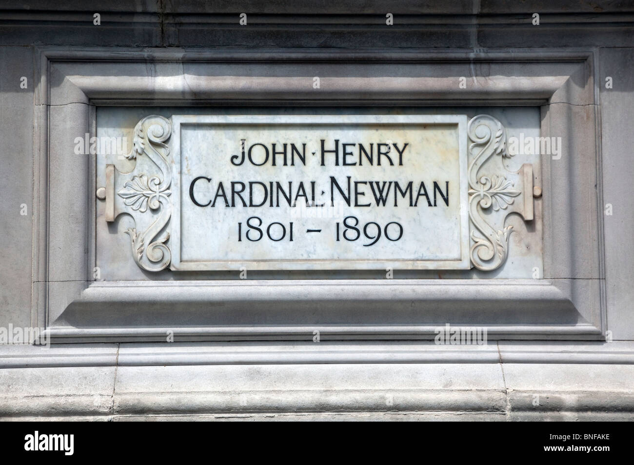 Inscription sur statue du Cardinal Newman, Brompton Oratory, Londres Banque D'Images