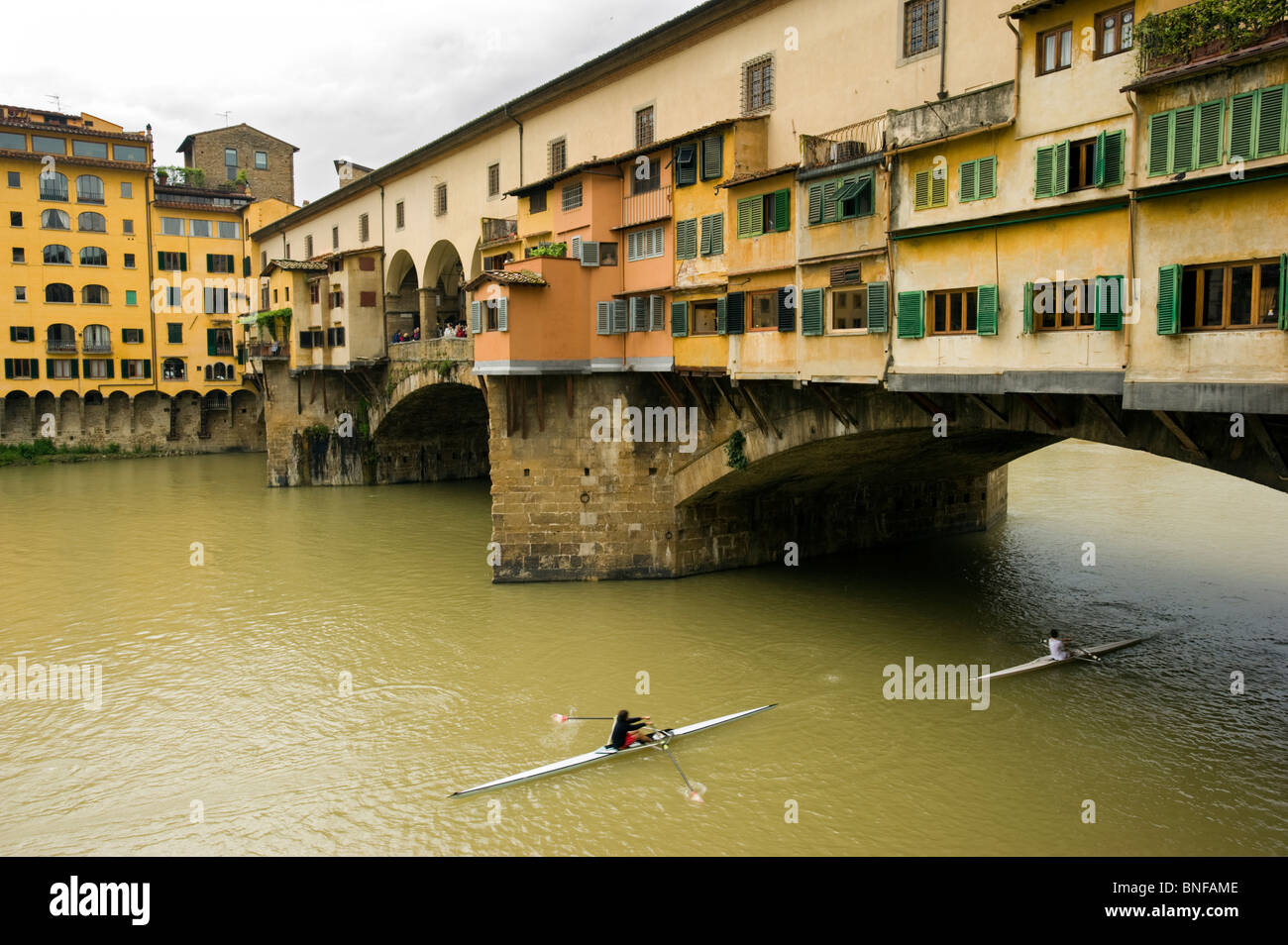 Le Ponte Vecchio, pont médiéval sur la rivière Arno, à Florence, en Italie. Banque D'Images