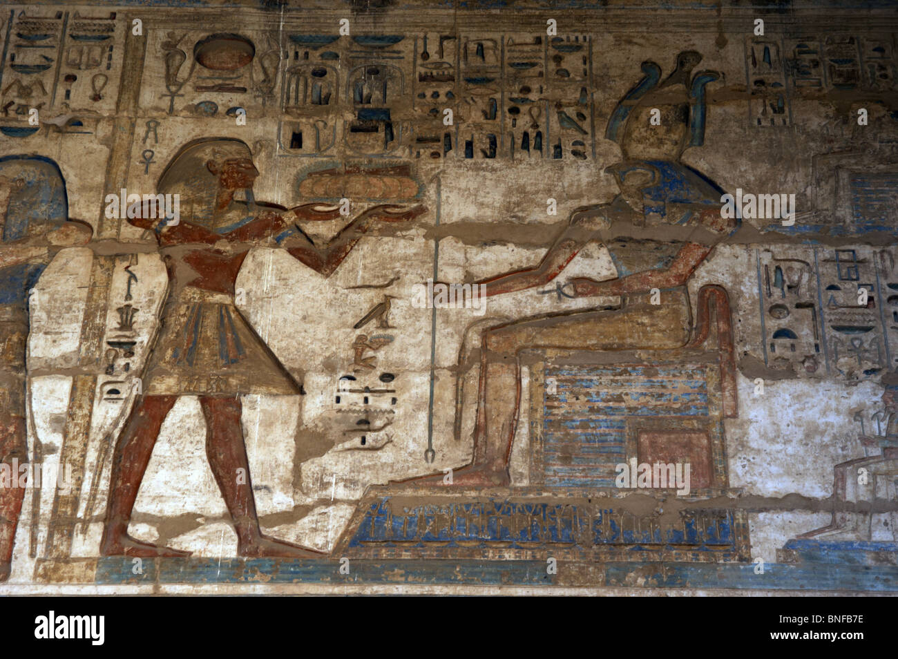 Temple de Ramsès III. Le pharaon en faisant des offrandes à Dieu Horus. L'Égypte. Banque D'Images