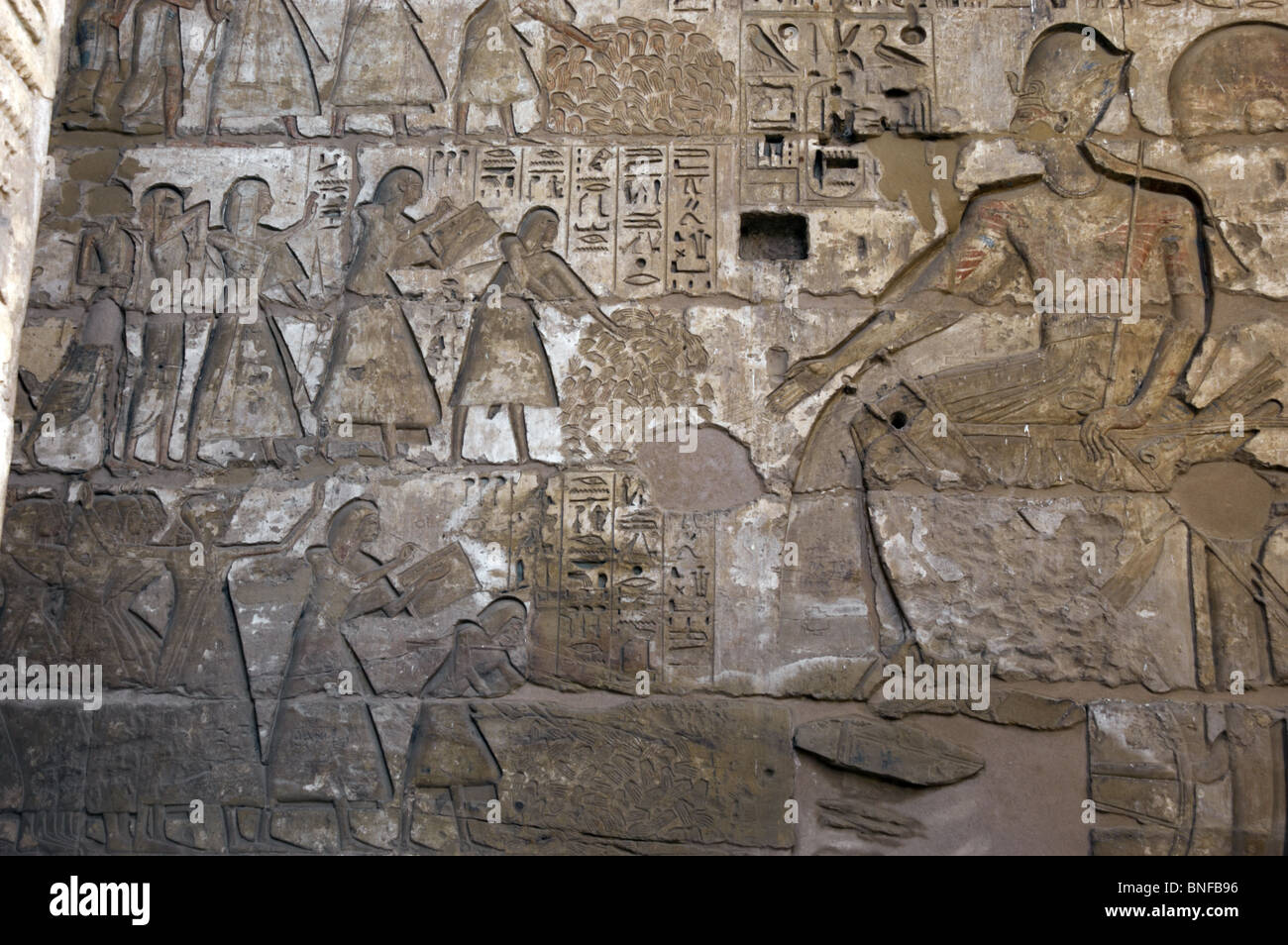 Temple de Ramsès III. Fonctionnaires avant Ramsès III compter les mains d'ennemis tués en action de connaître l'ennemi en tués et blessés. Banque D'Images