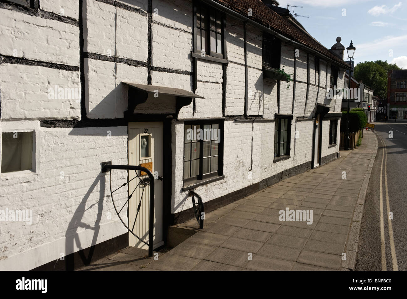 Un vieux bâti traditionnel en bois Maison mitoyenne dans une rue d'Henley Centre ville le long de la Tamise dans l'Oxfordshire au Royaume-Uni. Banque D'Images