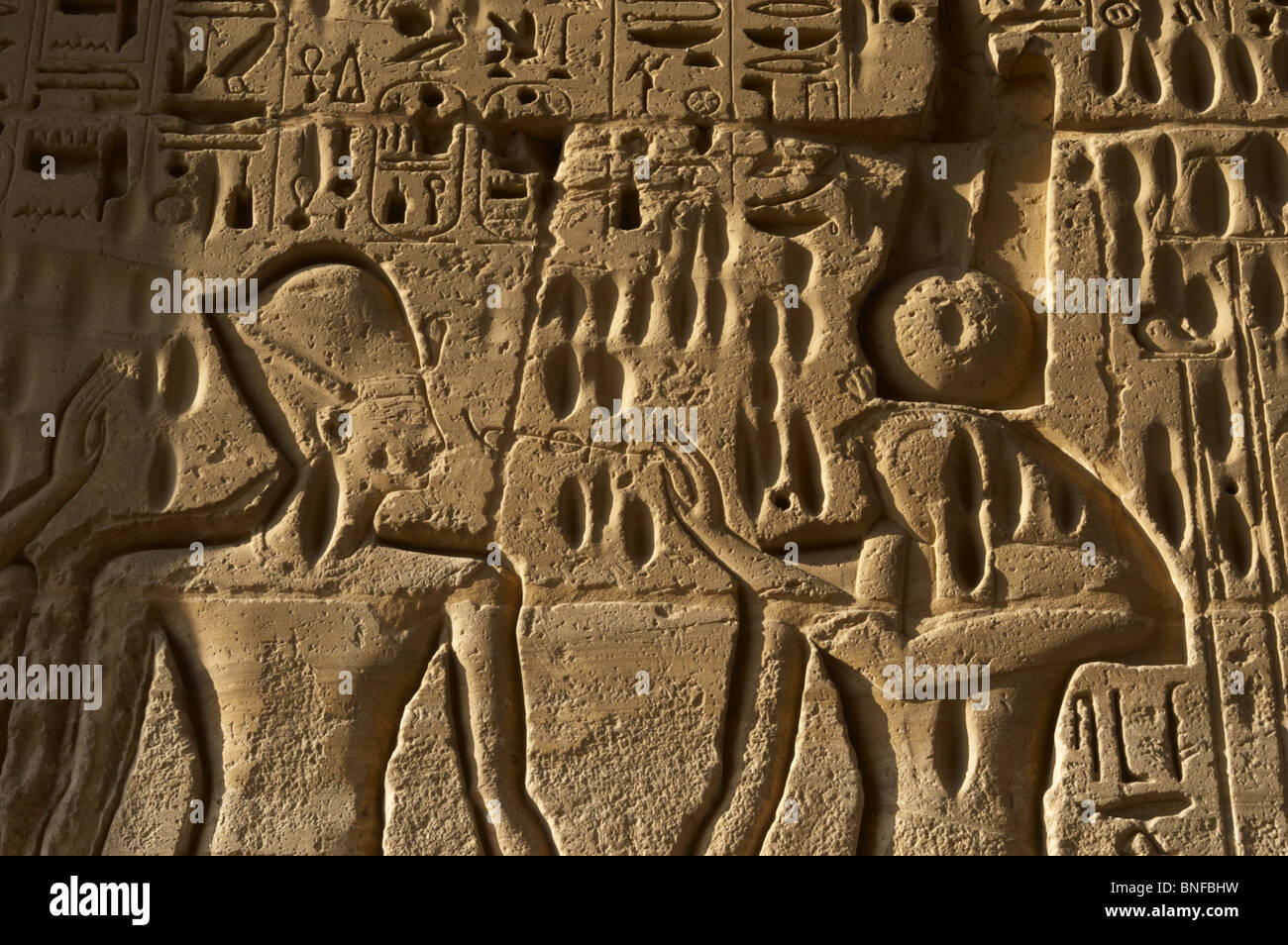 Temple de Ramsès III. Le pharaon Ramsès III avant la guerre-dieu Monthu. L'Égypte. Banque D'Images