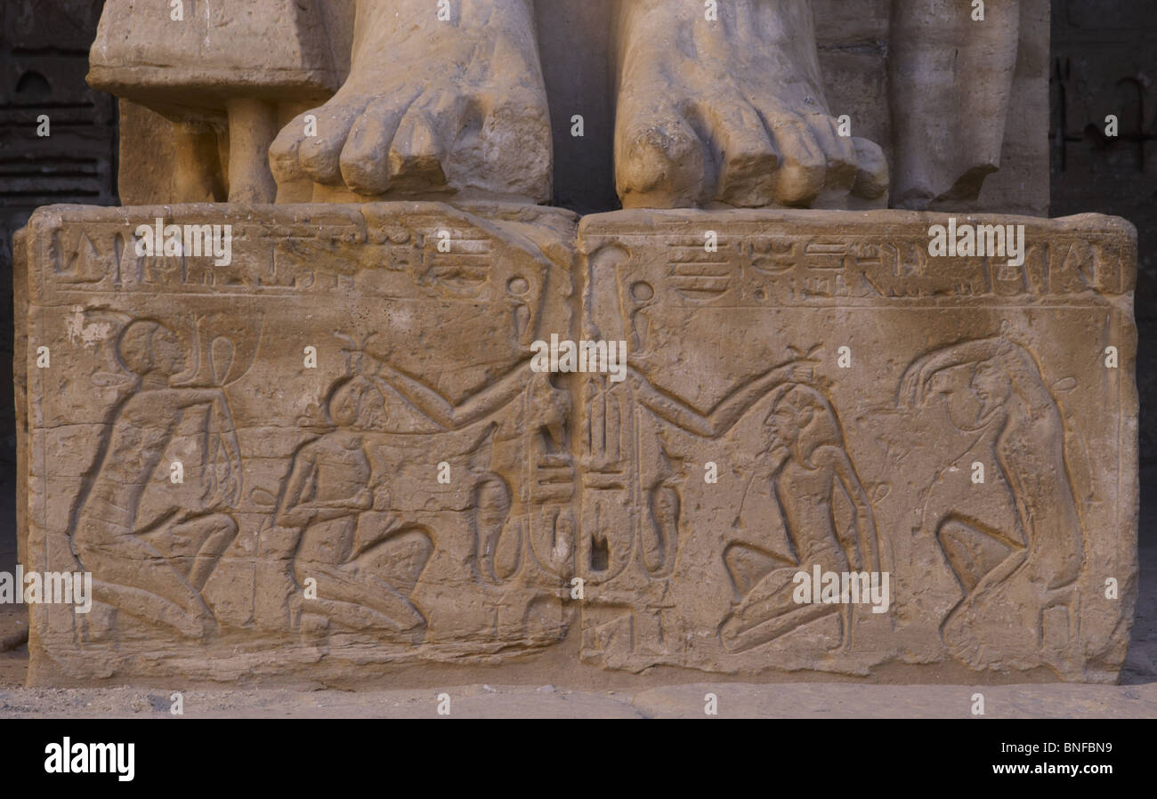 Temple de Ramsès III. Relief représentant Ramsès III avec des prisonniers de guerre. L'Égypte. Banque D'Images