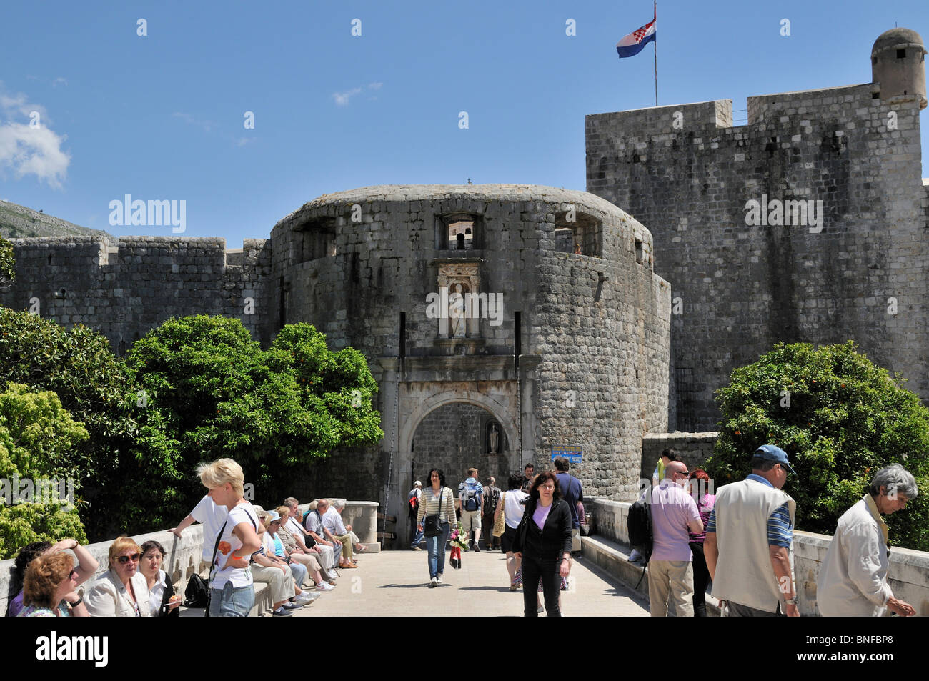 Porte Pile avec la statue de St Blaise, saint patron de la ville, situé dans une niche sur le passage de la Renaissance, Dubrovnik Banque D'Images