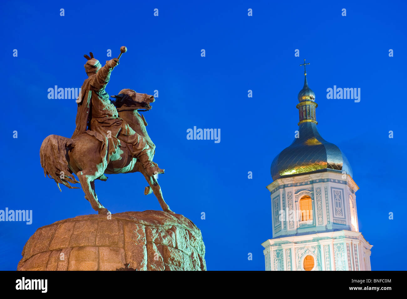 Bohdan Khmelntysky, statue, La Cathédrale St Sophias avec dômes de style baroque et clocher, Site du patrimoine mondial de l'Ukra, Kiev Banque D'Images