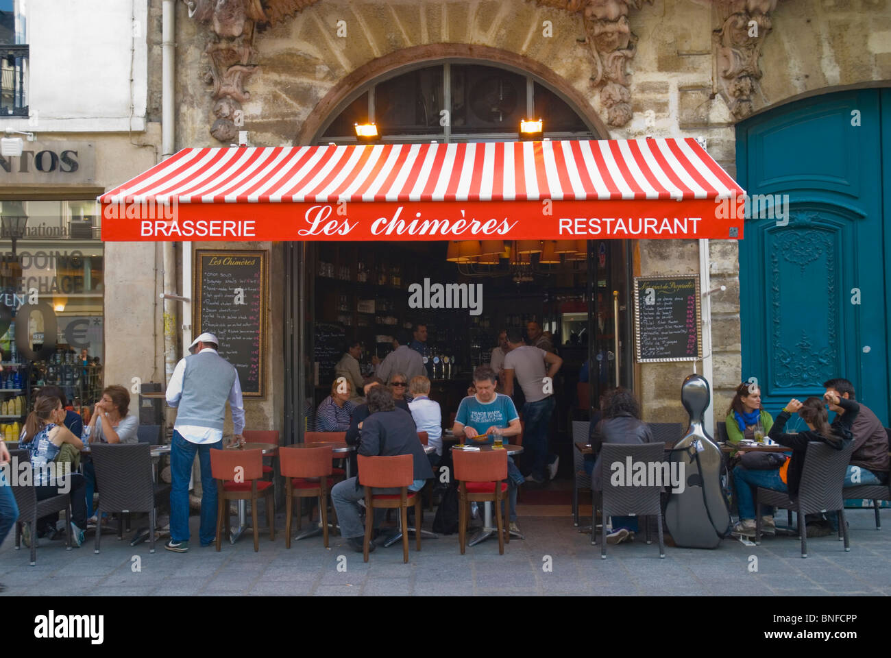 La brasserie Les Chimeres Rue Saint Antoine Le quartier du Marais à Paris France Europe Banque D'Images