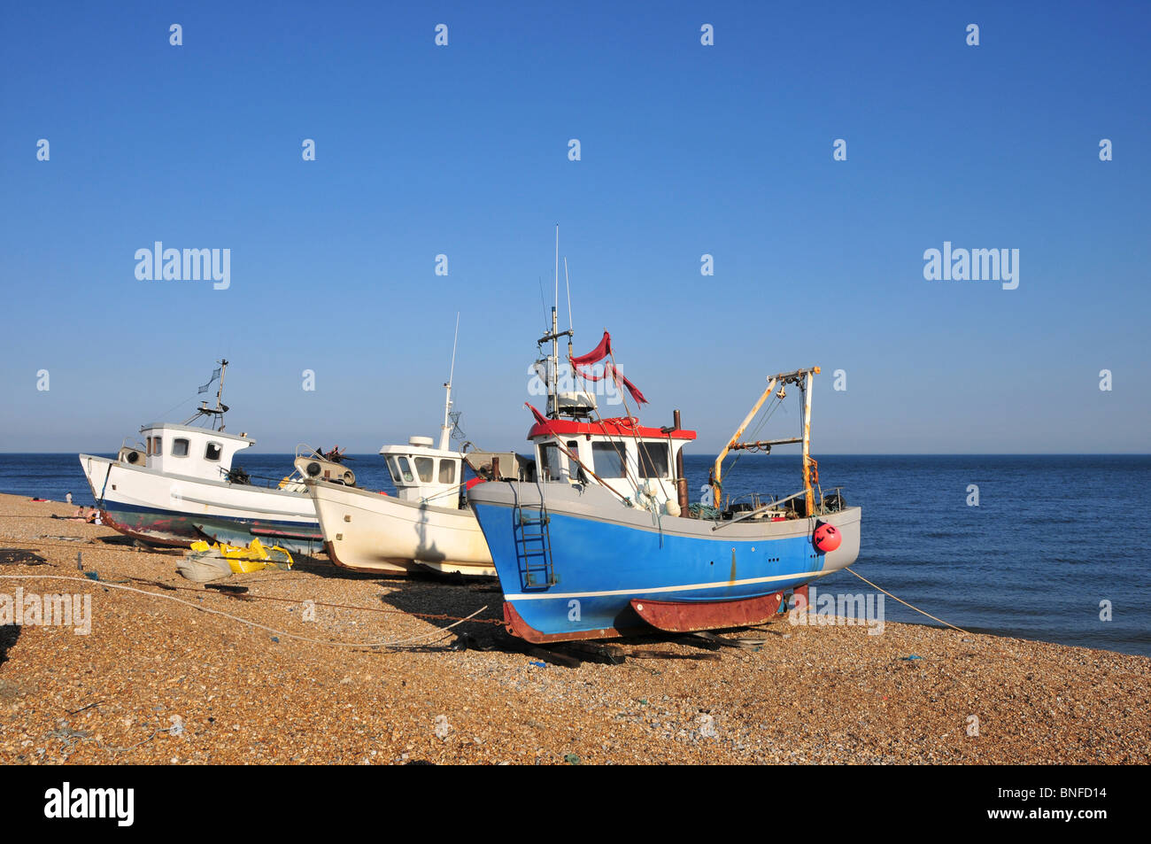 Trois bateaux de pêche ont été tiré jusqu'à la plage de Hythe Stoney dans le Kent, UK Banque D'Images