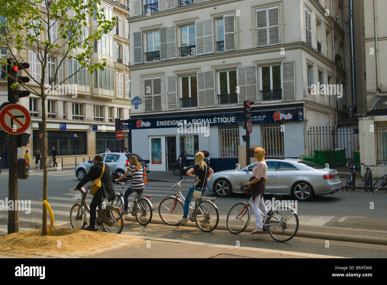 Des Vélos à feu Boulevard Richard Lenoir Oberkampf Paris France Europe Banque D'Images