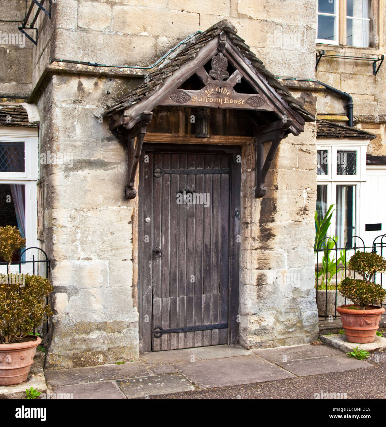 La porte en bois de Ye Olde Balcony House, une maison médiévale dans le village de Cotswold, Sherston Wiltshire, England, UK Banque D'Images