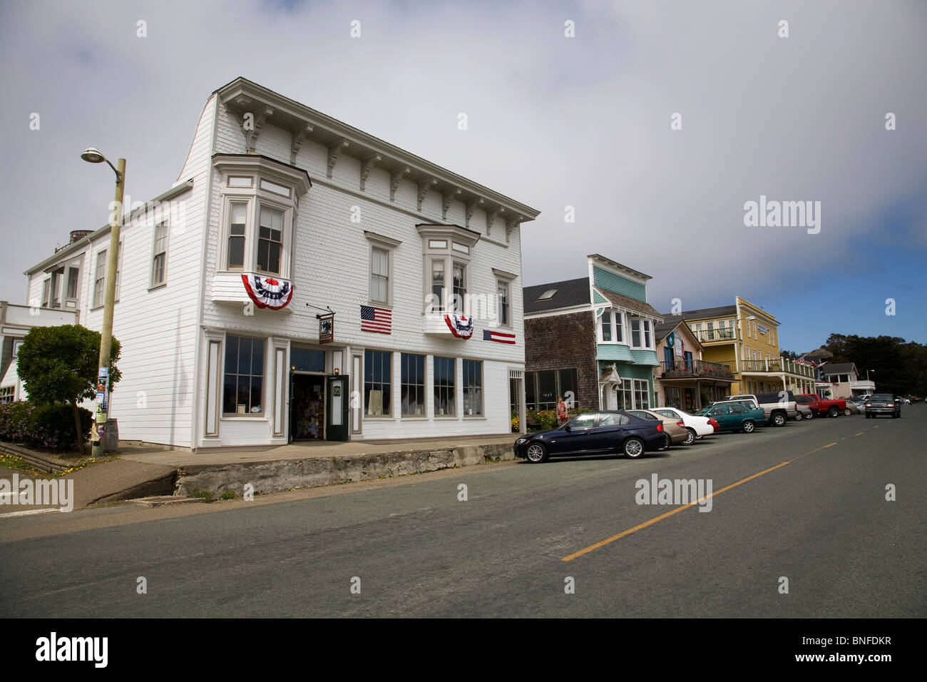 L'architecture victorienne et dans les rues de la ville dans la commune de Mendocino, Californie Banque D'Images