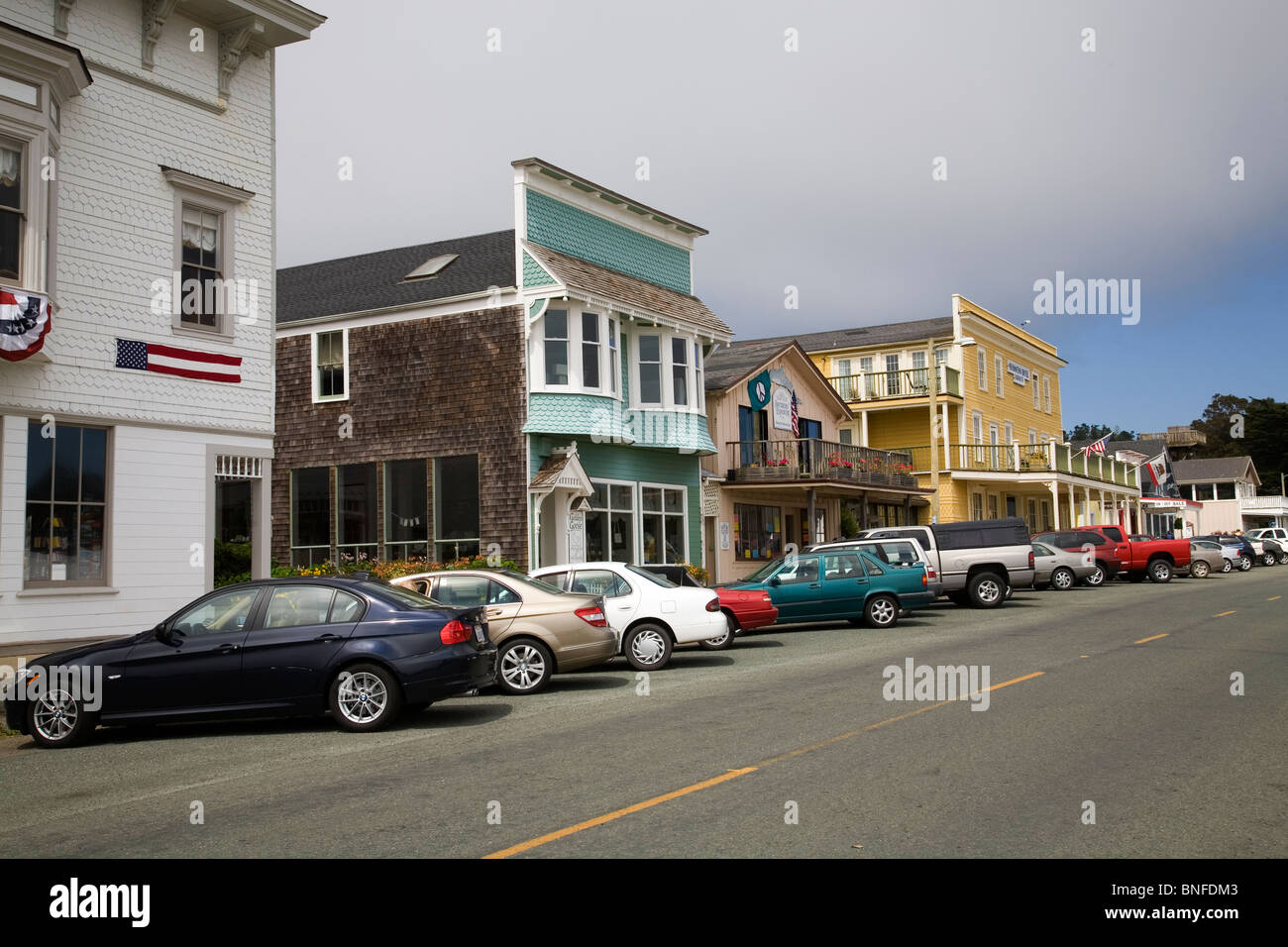 L'architecture victorienne et dans les rues de la ville dans la commune de Mendocino, Californie Banque D'Images