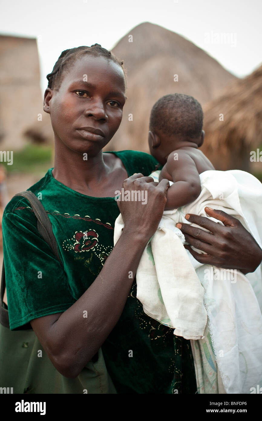 Femme et son bébé dans village de Amuria, District de l'Ouganda, l'Afrique de l'Est Banque D'Images