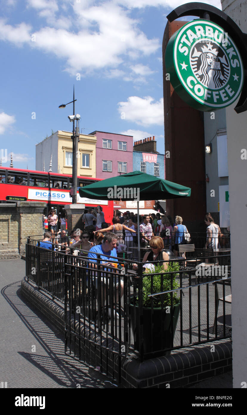 Café Starbucks Camden Town Londres Été 2010 Banque D'Images