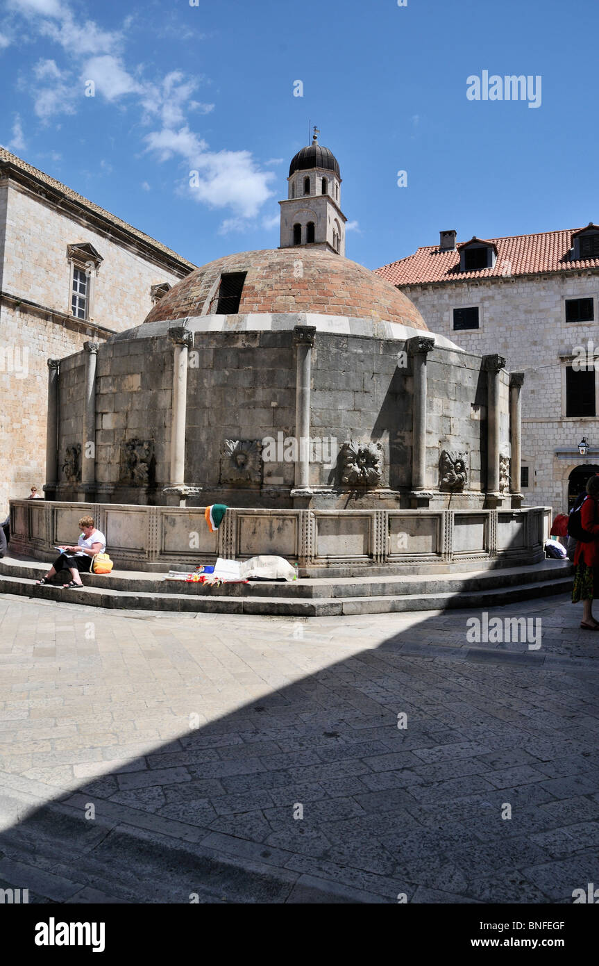 Le dôme en brique rouge et de forme polygonale de l'16 verso grande fontaine d'Onofrio qui alimente en eau potable à Dubrovnik Banque D'Images