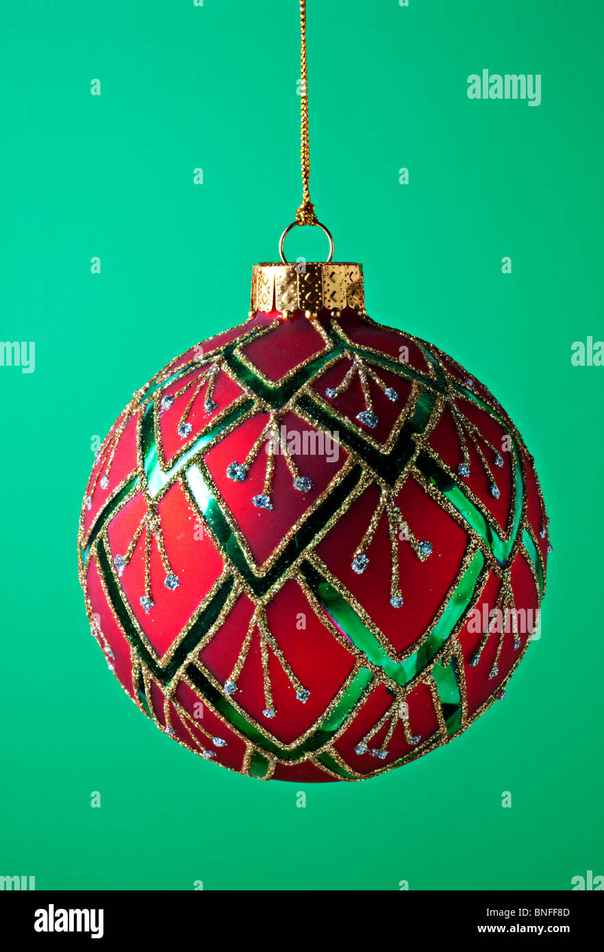 Boule de Noël contre un arrière-plan vert Banque D'Images