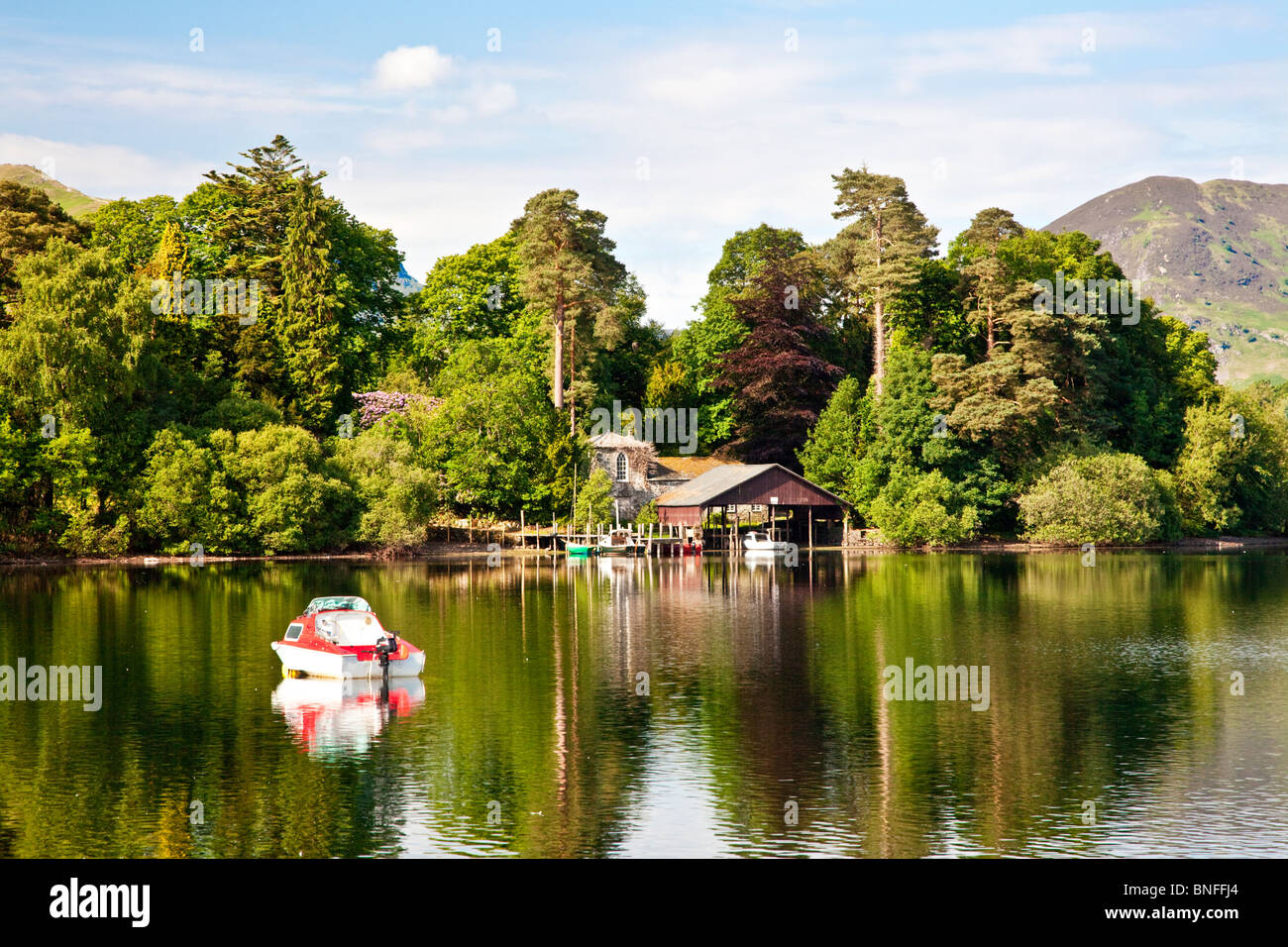 Les bateaux sur Derwent Isle l'une des îles sur Derwentwater Keswick,,Parc National de Lake District, Cumbria, England, UK Banque D'Images