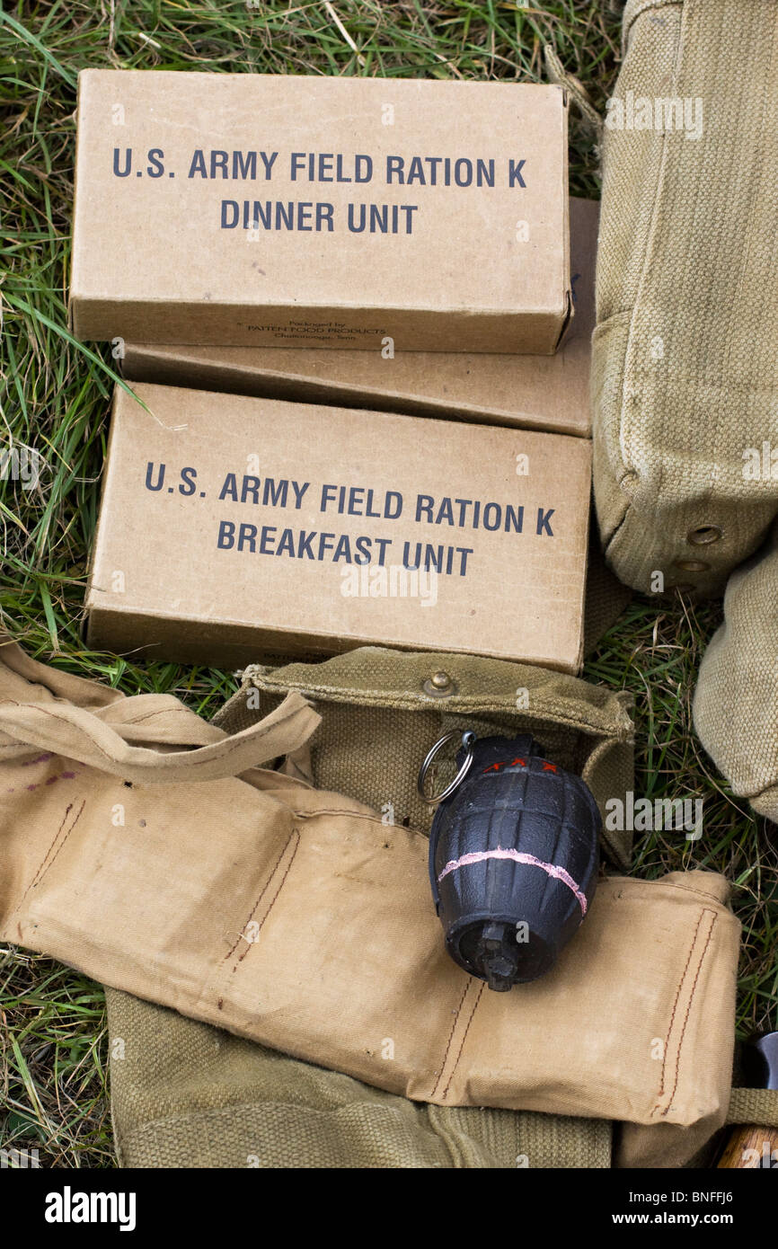 Les rations de l'armée et d'une Grenade Banque D'Images