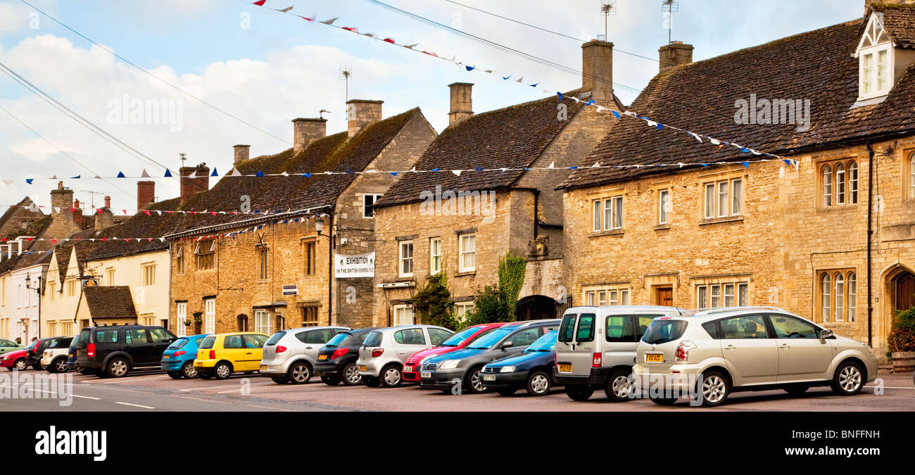 Vieilles maisons en pierre de Cotswold le long de la rue principale dans le village de Wiltshire, Angleterre, Royaume-Uni Sherston Banque D'Images