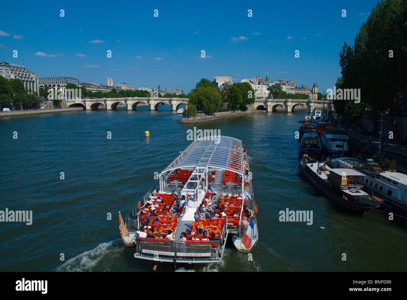 Bateau visite guidée sur la Seine près de Pont Neuf Paris France Europe Banque D'Images