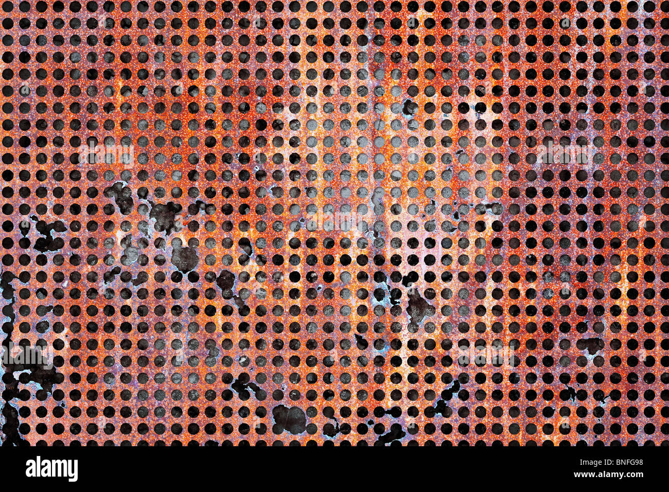 Une feuille d'acier rouillé endommagées avec des trous trop usé Banque D'Images