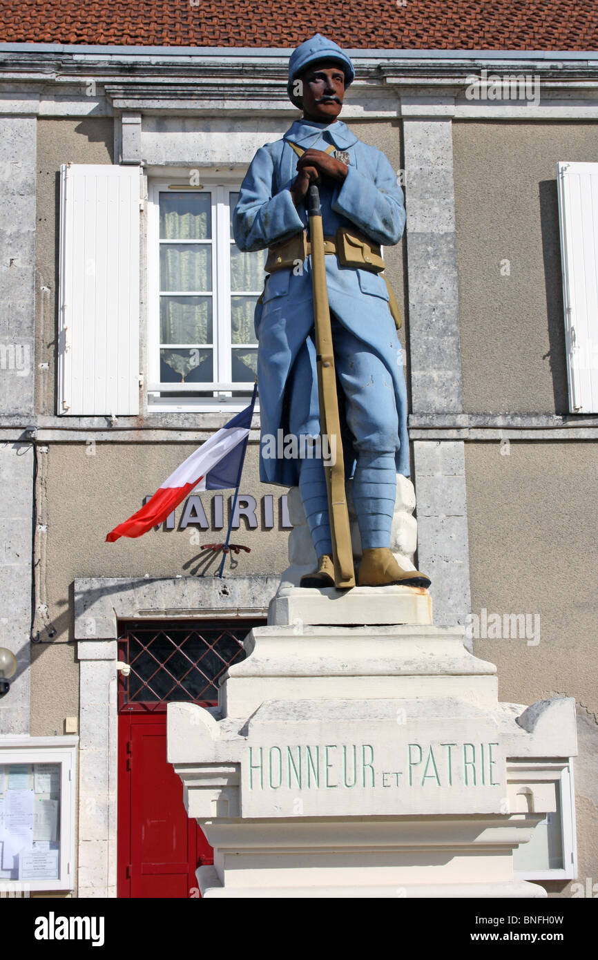 La PREMIÈRE GUERRE MONDIALE War Memorial à St Genis de Hiersac, France, avec la sculpture de soldat Banque D'Images