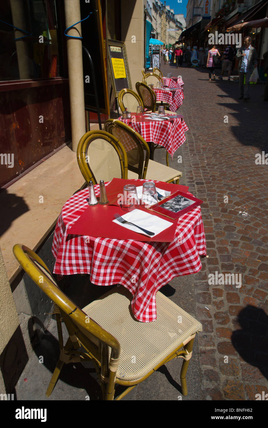 Empty street cafe Rue Mouffetard street Quartier Latin Paris France Europe Banque D'Images