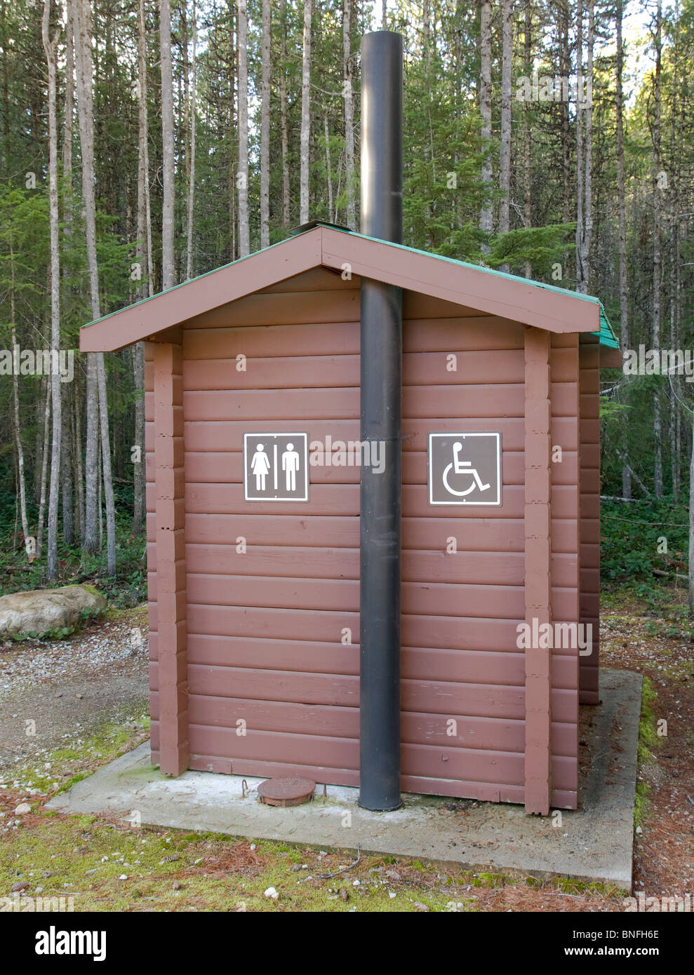 Une toilette sèche traditionnelle outhouse dans un terrain de camping Banque D'Images