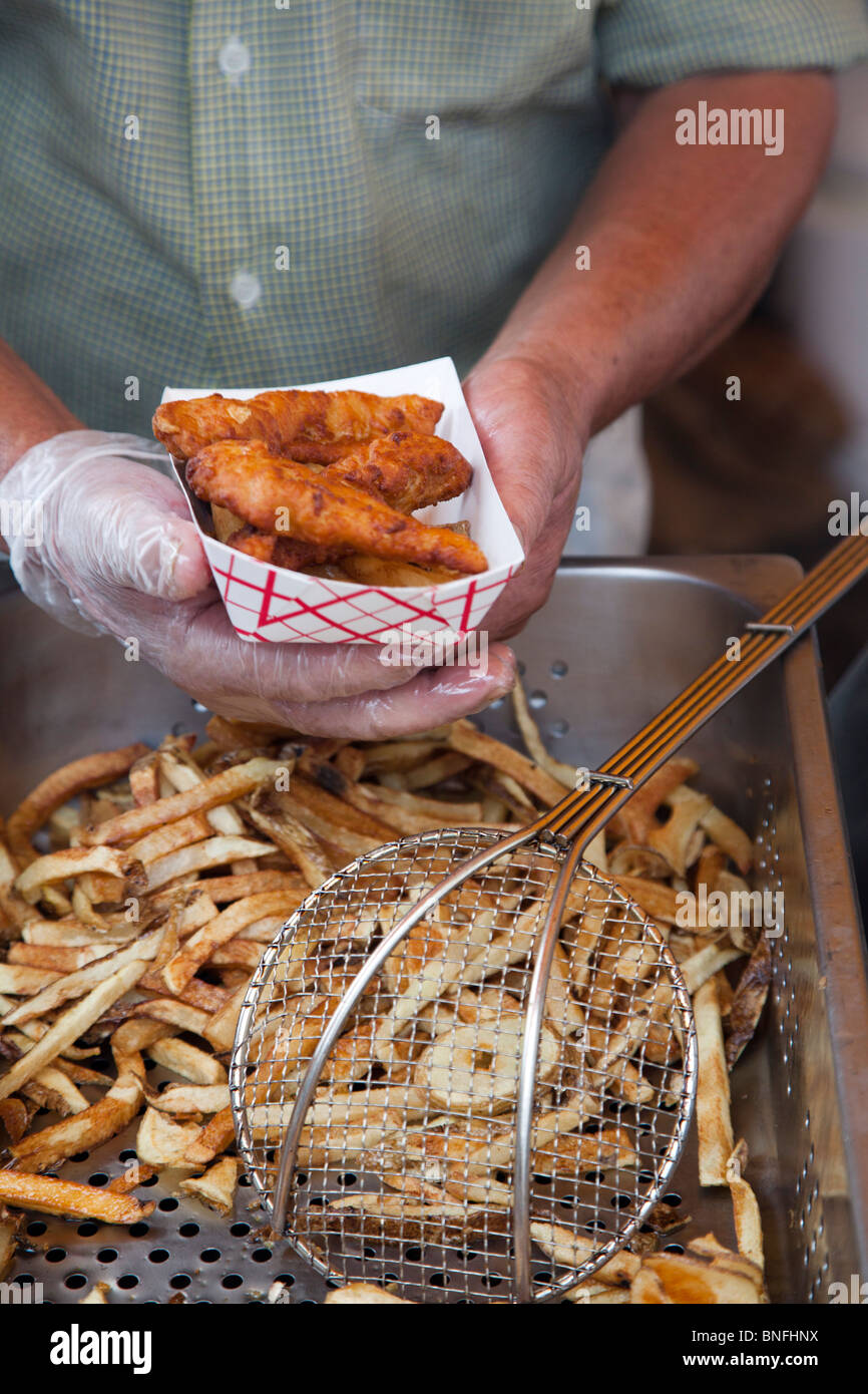 Detroit, Michigan - Un employé du restaurant frys fish and chips en vente pendant un festival de musique. Banque D'Images