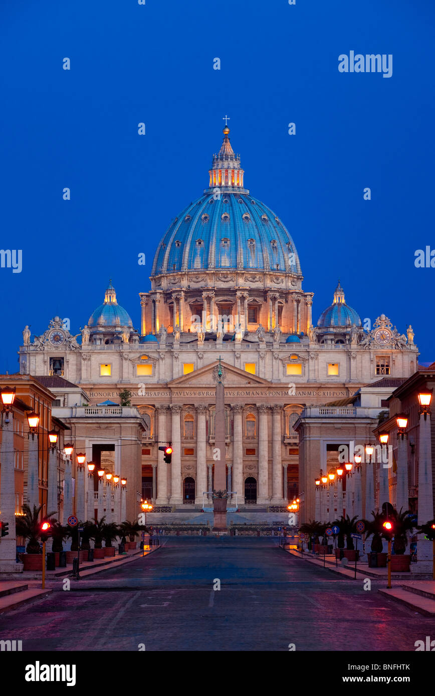 Tôt le matin à la belle basilique Saint Pierre dans la Cité du Vatican, Rome Lazio Italie Banque D'Images