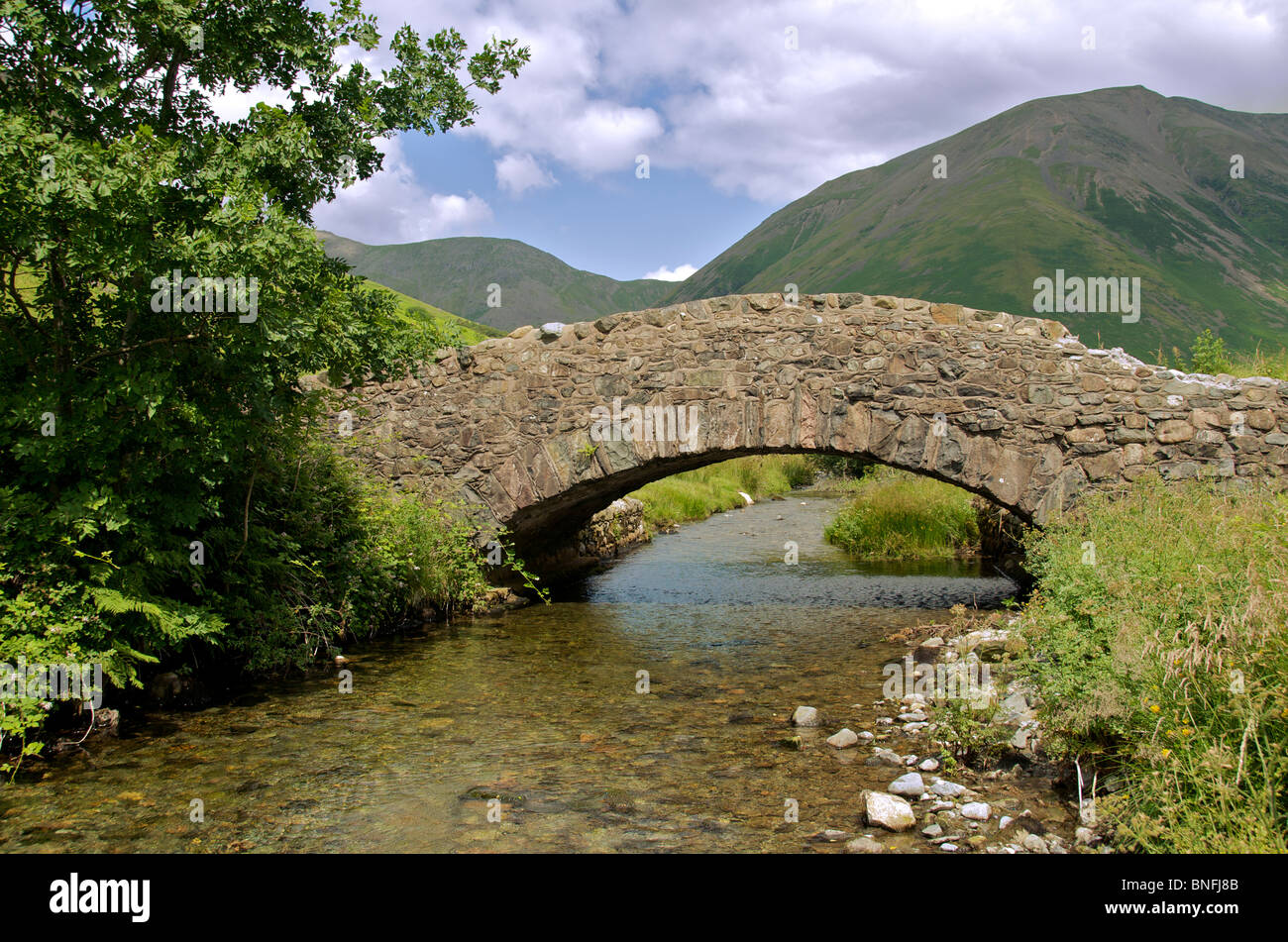Stone Road Bridge et Kirk tombe Wasdale Head Wast Water Lake District Cumbria England Banque D'Images